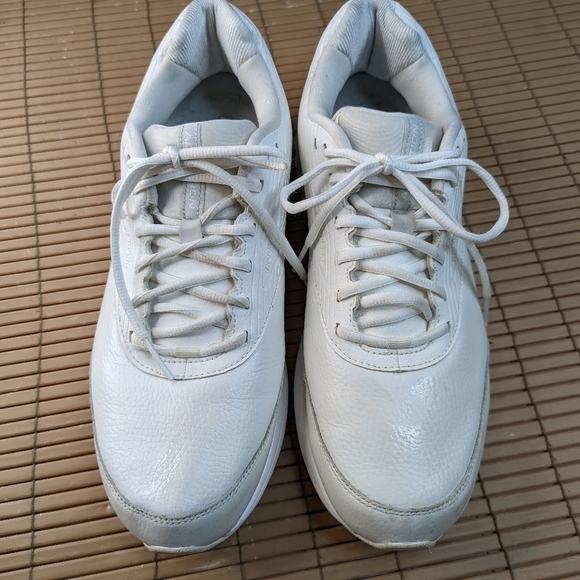 Brooks Addiction Walker 2 Triple White 1103181D142 Men's sz 13. 128.1pm - Picture 3 of 11